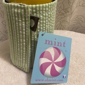 💚 Green seersucker can or bottle koozie by Mint - NWT!✨